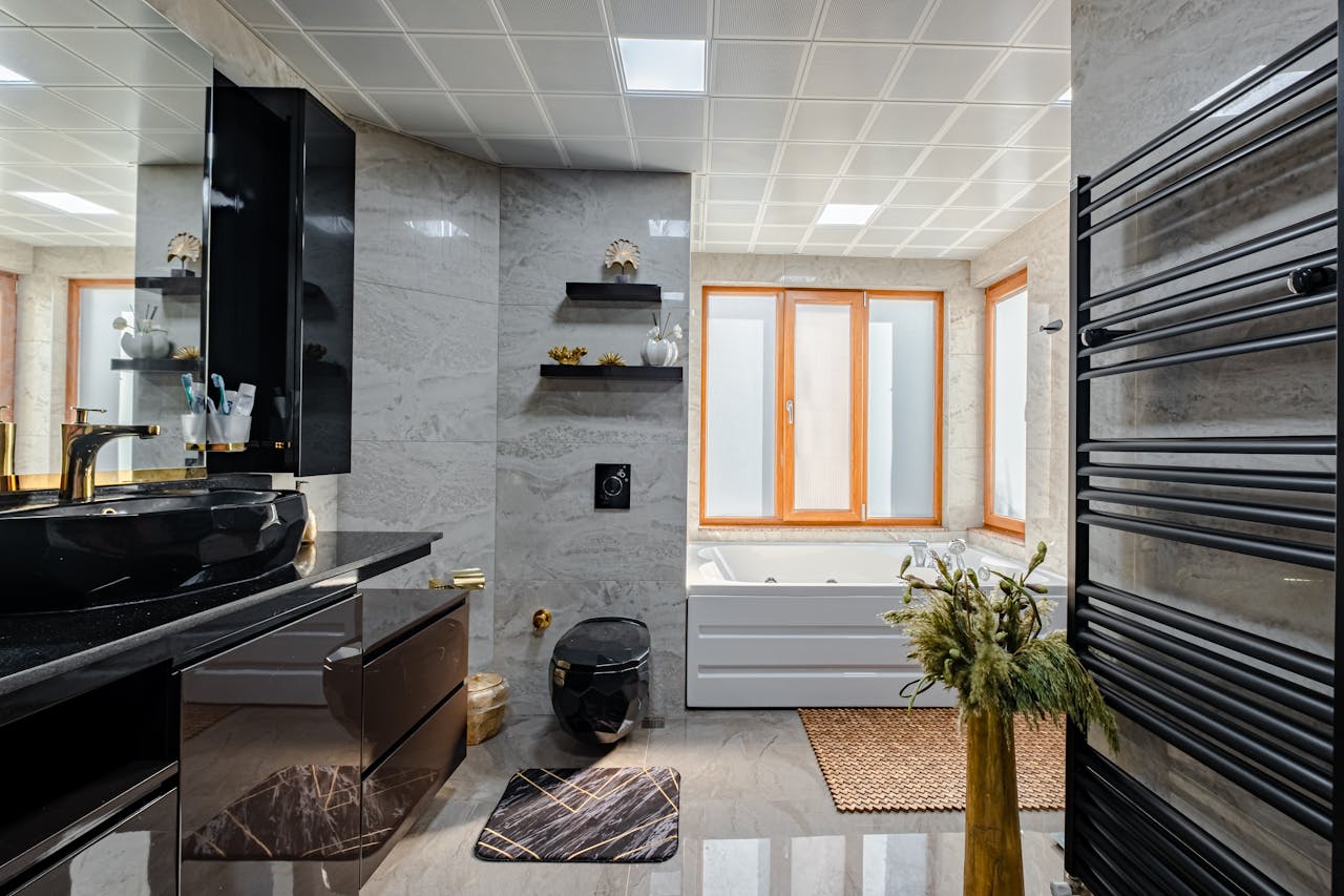 Auf diesem Bild ist ein modernes Badezimmer abgebildet, das durch saubere Linien, hochwertige Materialien und eine elegante Ästhetik gekennzeichnet ist