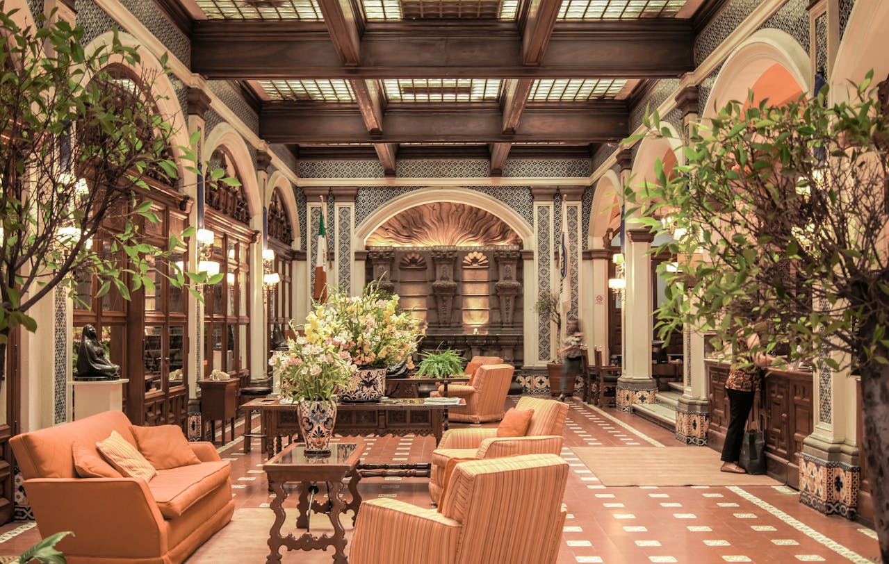Auf diesem Bild ist das Innere eines Hotels dargestellt, das durch elegantes Design, luxuriöse Möbel und eine einladende Atmosphäre gekennzeichnet ist, um den Gästen einen komfortablen und angenehmen Aufenthalt zu bieten