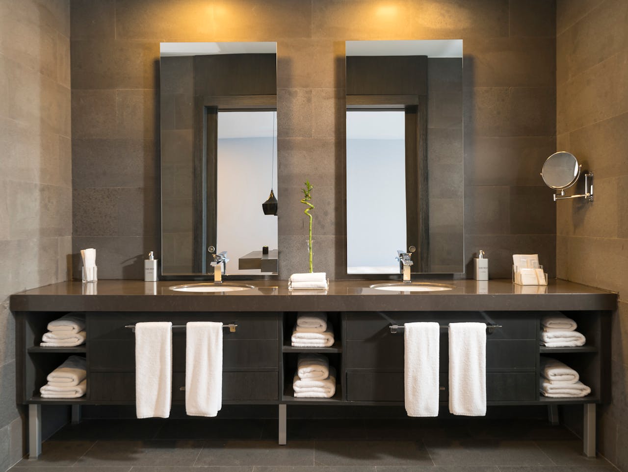 Auf diesem Bild ist ein modernes Badezimmer abgebildet, das mit elegantem Design, hochwertigen Materialien und einer luxuriösen Ausstattung eine entspannte Atmosphäre für Wellness und Erholung schafft